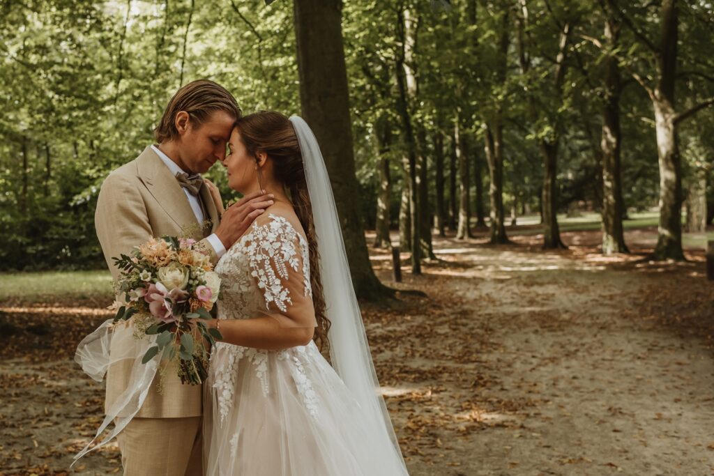 Hoeveel kost trouwfotografie close-up voor de blog tijdens een bruiloft in het bos.
