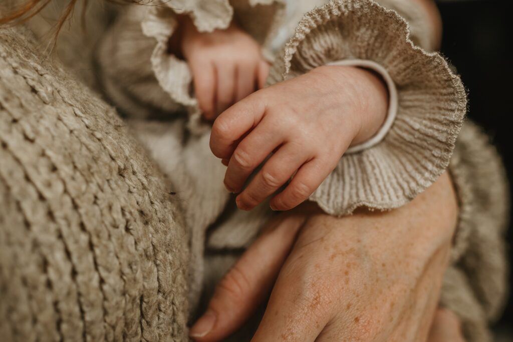 Een newborn shoot met hoeveel weken shot voor de blog met close up van een baby handje
