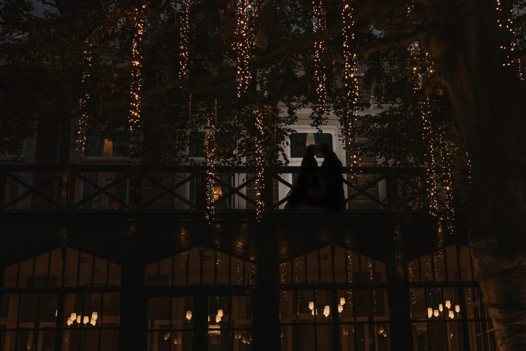 Trouwfotograaf prijzen fotoshoot voor blog bij het bruidspaar in een romantische setting.